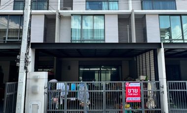 Casa adosada en venta de 3 habitaciones en Thanyaburi, Pathum Thani