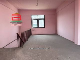Local comercial en venta de 2 habitaciones en Lam Luk Ka, Pathum Thani
