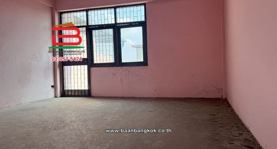Local comercial en venta de 2 habitaciones en Lam Luk Ka, Pathum Thani