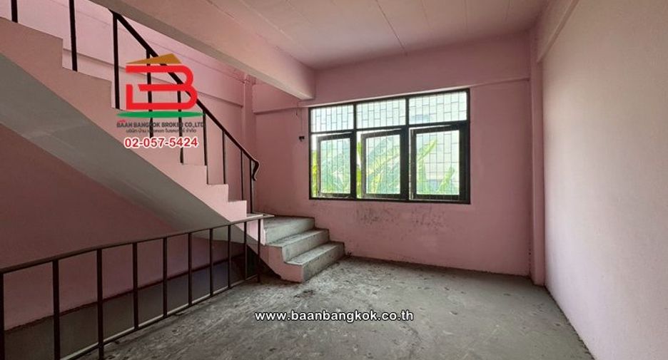 Local comercial en venta de 2 habitaciones en Lam Luk Ka, Pathum Thani