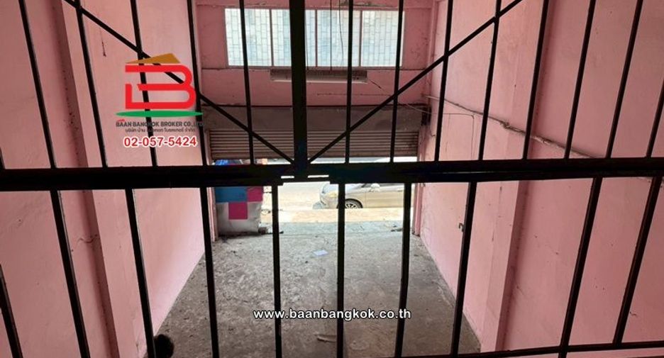 Local comercial en venta de 2 habitaciones en Lam Luk Ka, Pathum Thani