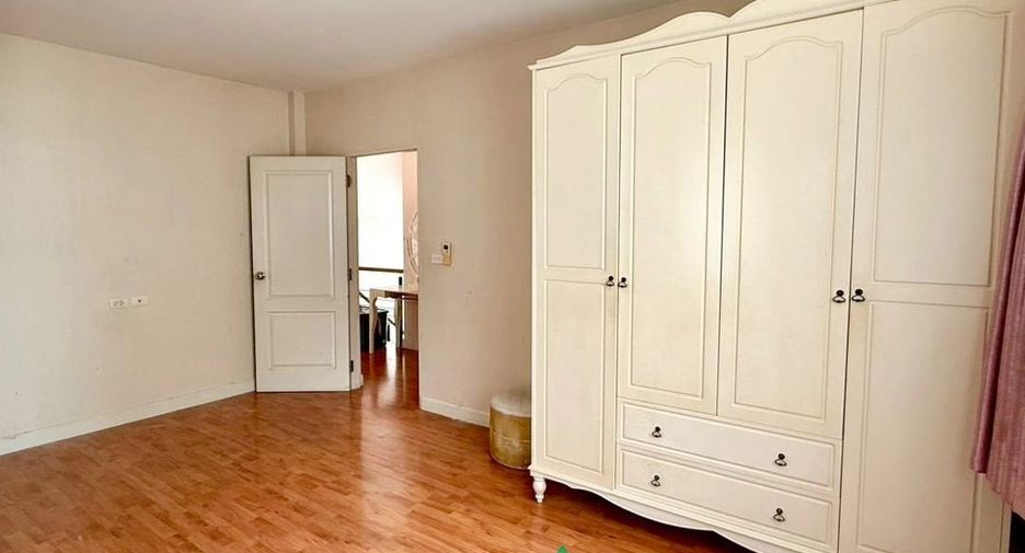 For sale 3 bedrooms house in Khan Na Yao, Bangkok