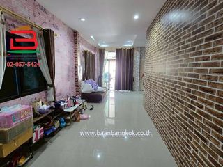 Casa adosada en venta de 2 habitaciones en Pluak Daeng, Rayong