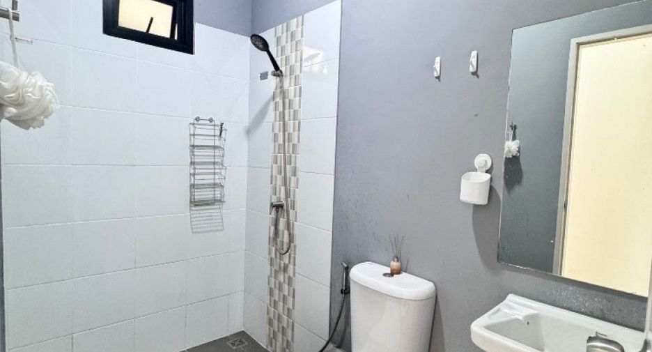 Casa adosada en venta de 2 habitaciones en Sam Khok, Pathum Thani