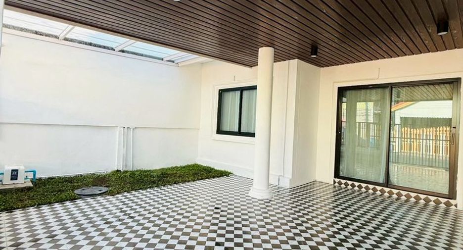 À vendre 2 chambres maison de ville à Bang Lamung, Chonburi