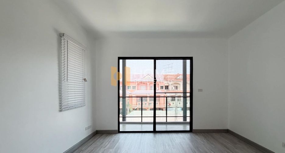 For sale 3 ベッドルーム townhouse in Chom Thong, Bangkok