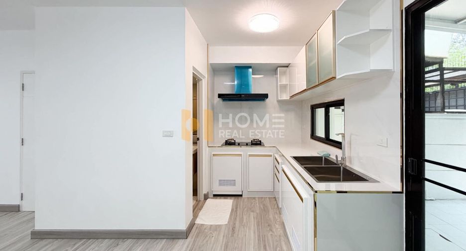 For sale 3 ベッドルーム townhouse in Chom Thong, Bangkok