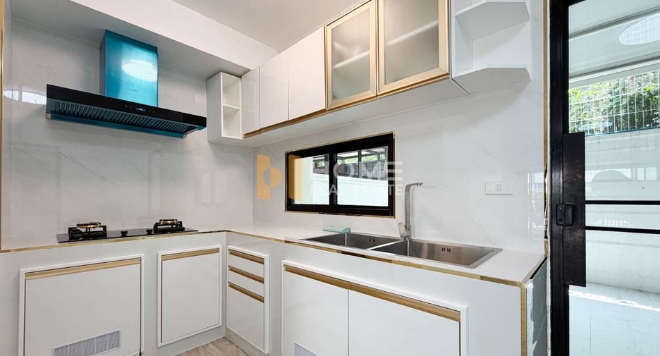 For sale 3 ベッドルーム townhouse in Chom Thong, Bangkok