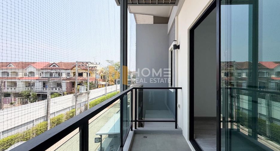 For sale 3 ベッドルーム townhouse in Chom Thong, Bangkok