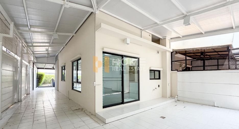 For sale 3 ベッドルーム townhouse in Chom Thong, Bangkok