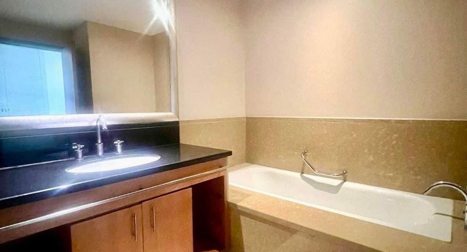 For rent 3 bedrooms condo in Sathon, Bangkok
