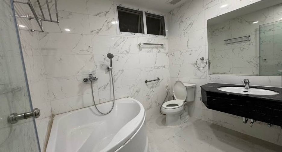 For rent 2 bedrooms condo in Pathum Wan, Bangkok