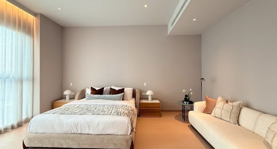 For rent 4 bedrooms condo in Khlong Toei, Bangkok