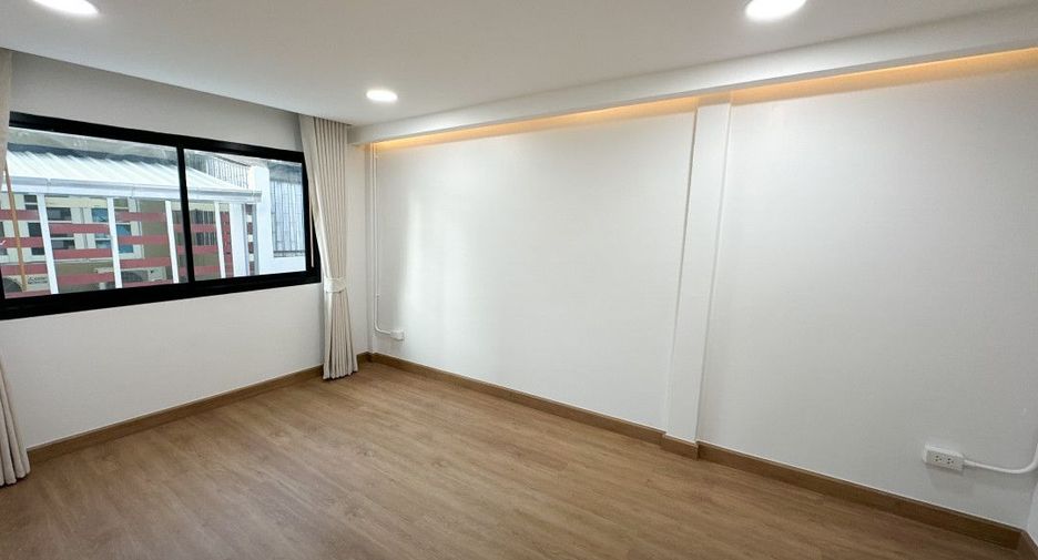 For sale 4 bedrooms townhouse in Bang Kapi, Bangkok