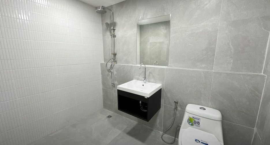 For sale 4 bedrooms townhouse in Bang Kapi, Bangkok