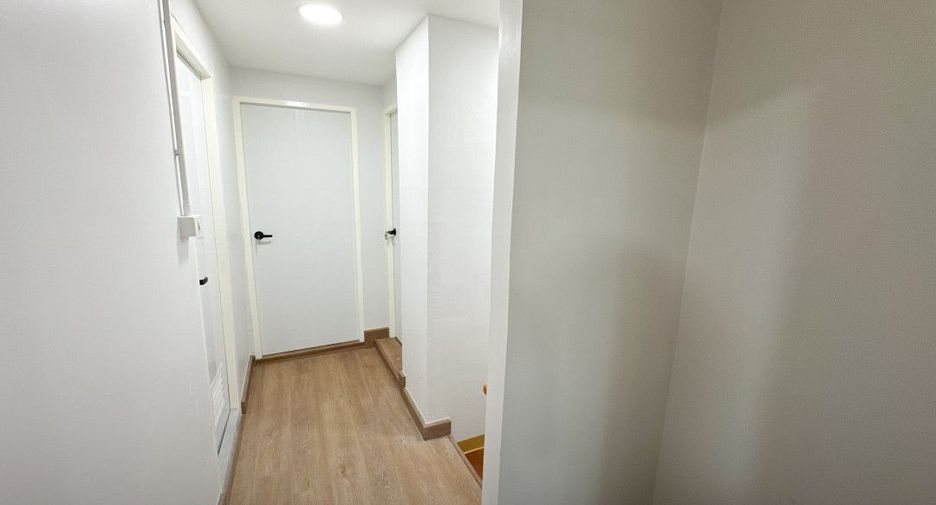 For sale 4 bedrooms townhouse in Bang Kapi, Bangkok