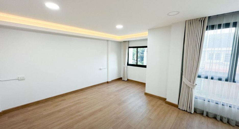 For sale 4 bedrooms townhouse in Bang Kapi, Bangkok
