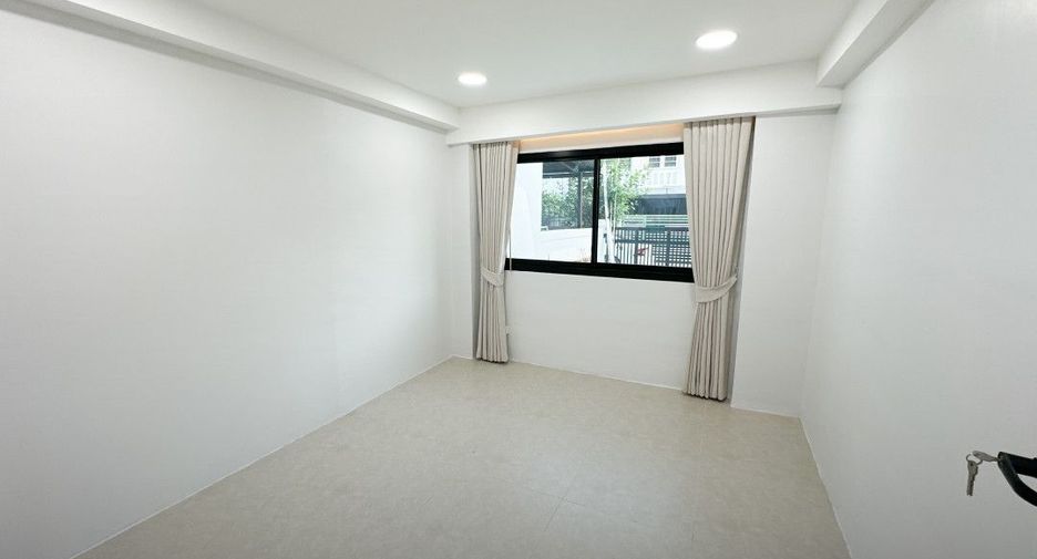 For sale 4 bedrooms townhouse in Bang Kapi, Bangkok