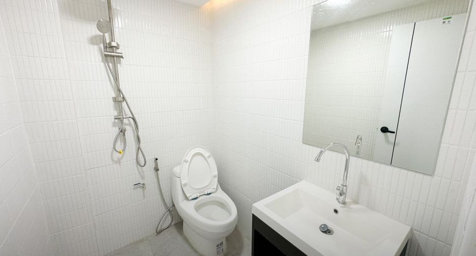 For sale 4 bedrooms townhouse in Bang Kapi, Bangkok