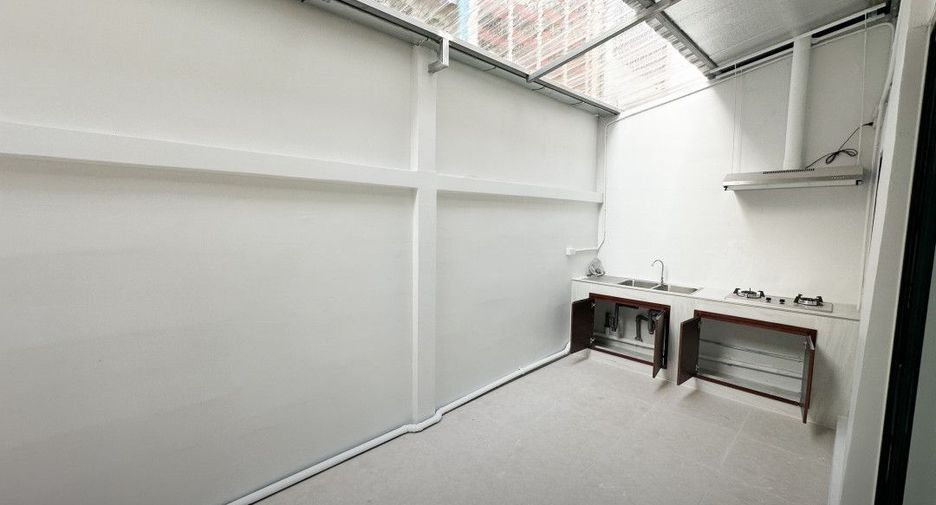 For sale 4 bedrooms townhouse in Bang Kapi, Bangkok