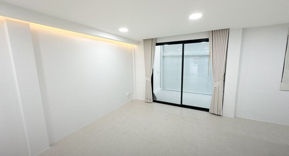 For sale 4 bedrooms townhouse in Bang Kapi, Bangkok