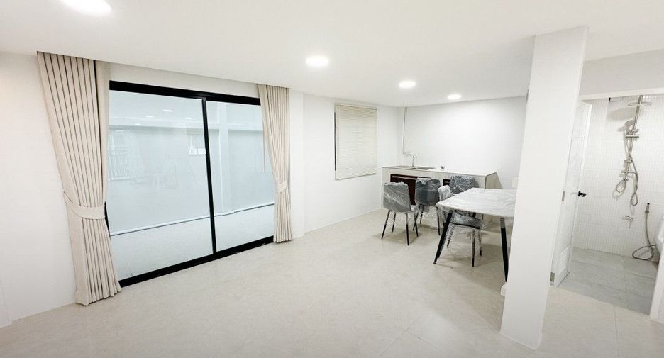 For sale 4 bedrooms townhouse in Bang Kapi, Bangkok