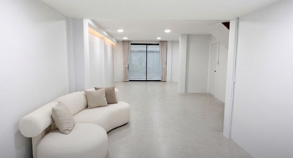 For sale 4 bedrooms townhouse in Bang Kapi, Bangkok