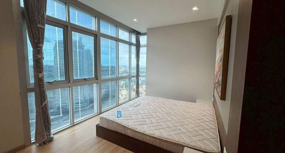 For rent 3 bedrooms condo in Khlong Toei, Bangkok