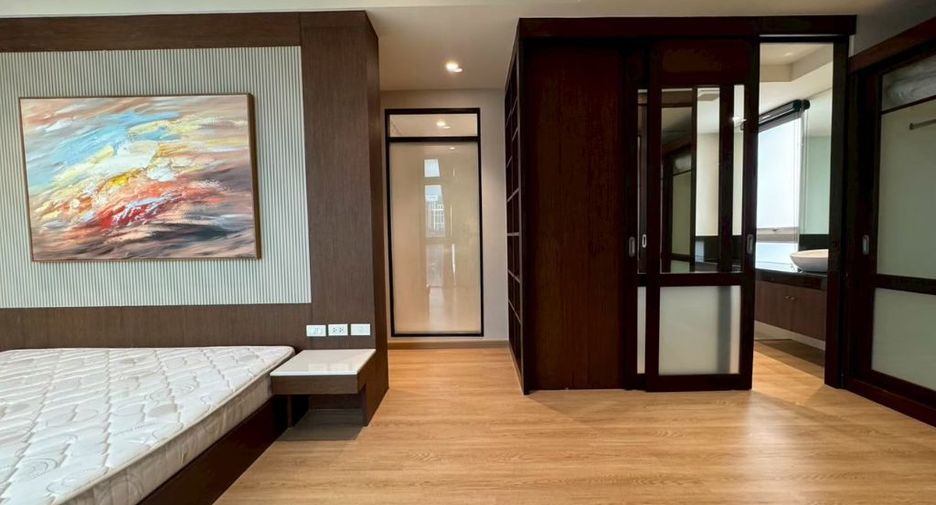 For rent 3 bedrooms condo in Khlong Toei, Bangkok