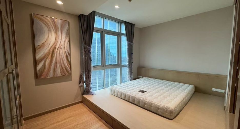 For rent 3 bedrooms condo in Khlong Toei, Bangkok