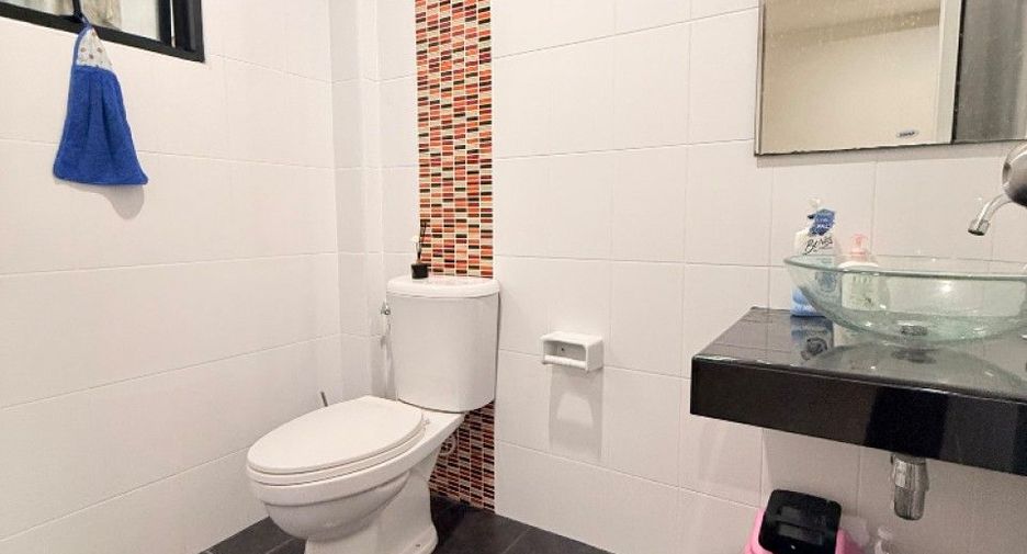 Casa adosada en venta de 3 habitaciones en Mueang Chon Buri, Chonburi