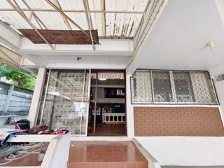 Casa adosada en venta de 4 habitaciones en Bang Na, Bangkok
