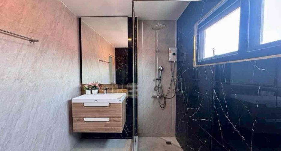 For rent 4 bedrooms villa in Bang Lamung, Chonburi