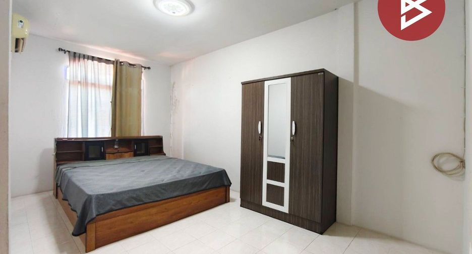 For sale 4 ベッドルーム townhouse in Sam Phran, Nakhon Pathom