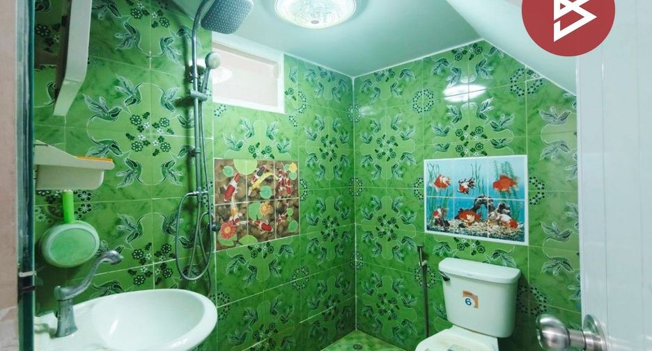 For sale 4 ベッドルーム townhouse in Sam Phran, Nakhon Pathom
