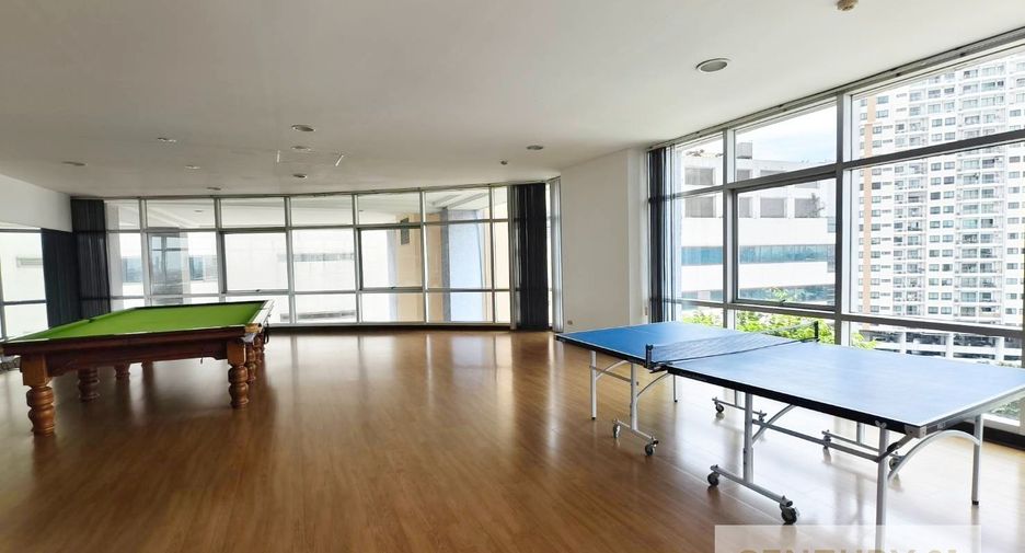 For rent 3 bedrooms condo in Yan Nawa, Bangkok