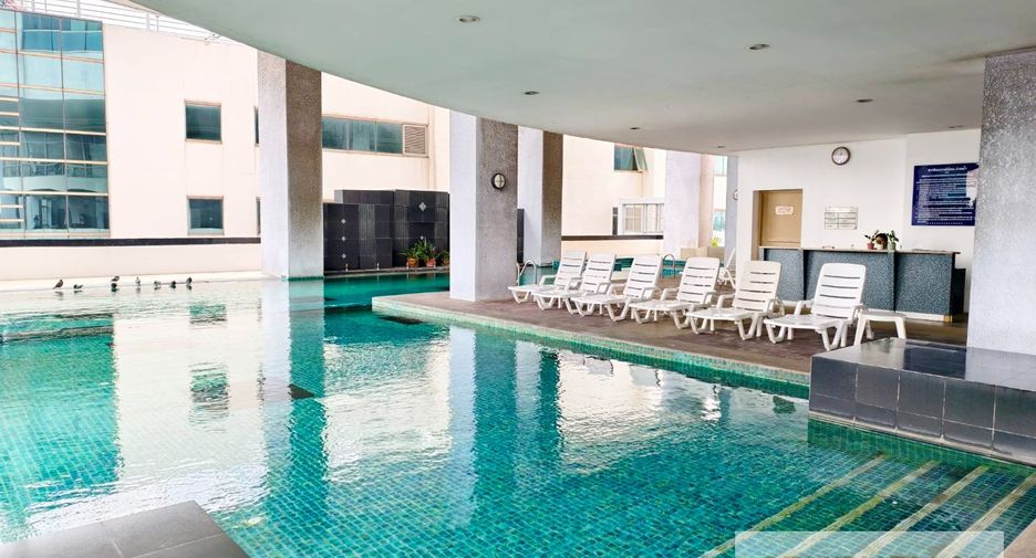 For rent 3 bedrooms condo in Yan Nawa, Bangkok