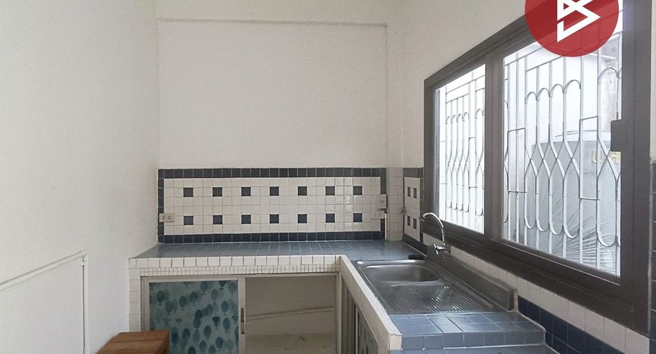 For sale 4 bedrooms townhouse in Bang Kapi, Bangkok