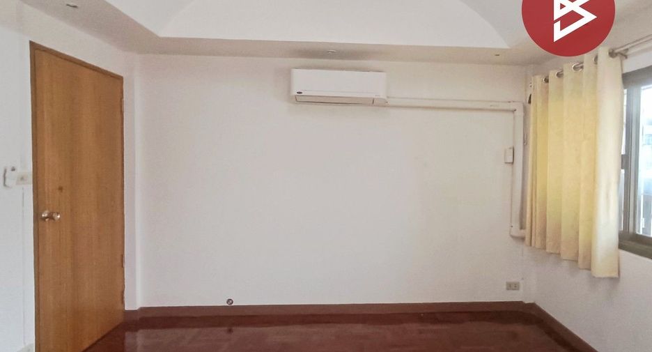 For sale 4 bedrooms townhouse in Bang Kapi, Bangkok
