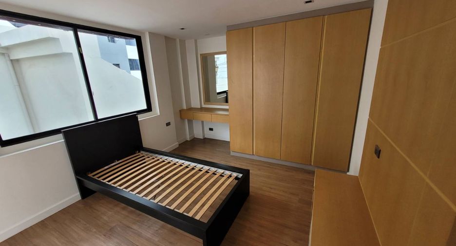 For rent 3 bedrooms condo in Watthana, Bangkok