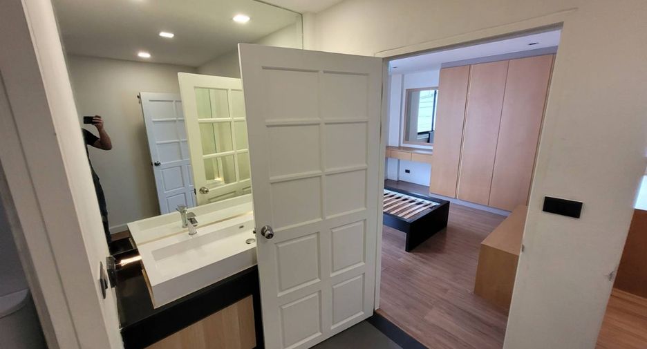 For rent 3 bedrooms condo in Watthana, Bangkok