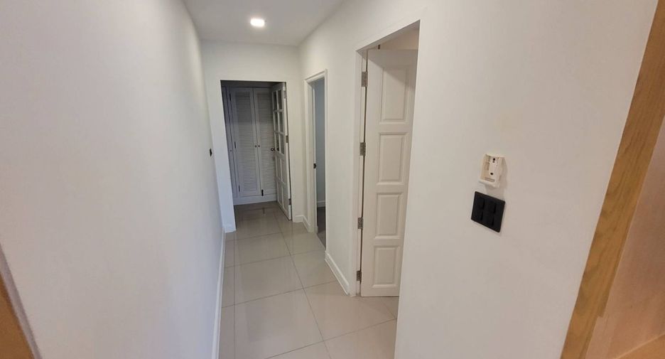 For rent 3 bedrooms condo in Watthana, Bangkok