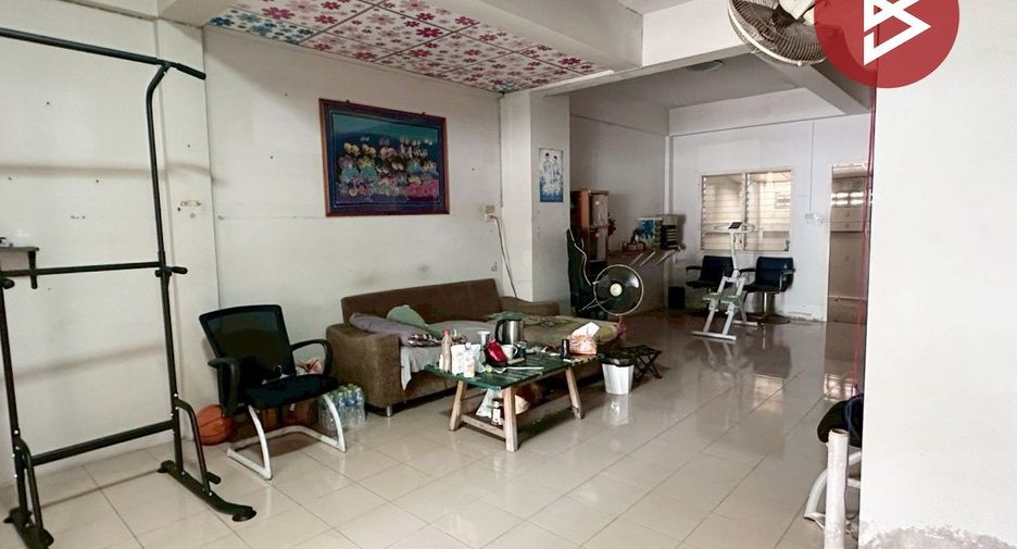 À vendre 3 chambres maison de ville à Phanat Nikhom, Chonburi