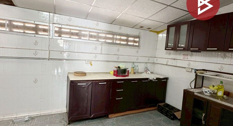 À vendre 3 chambres maison de ville à Phanat Nikhom, Chonburi