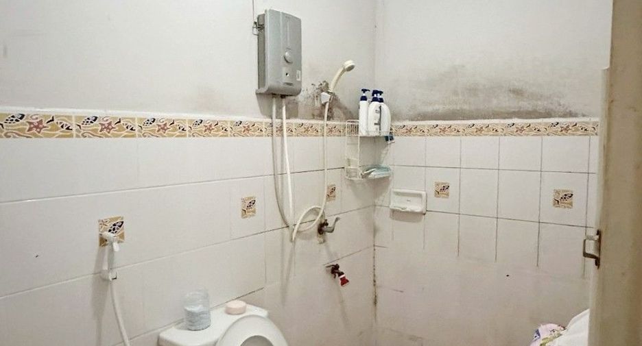 À vendre 3 chambres maison de ville à Phanat Nikhom, Chonburi