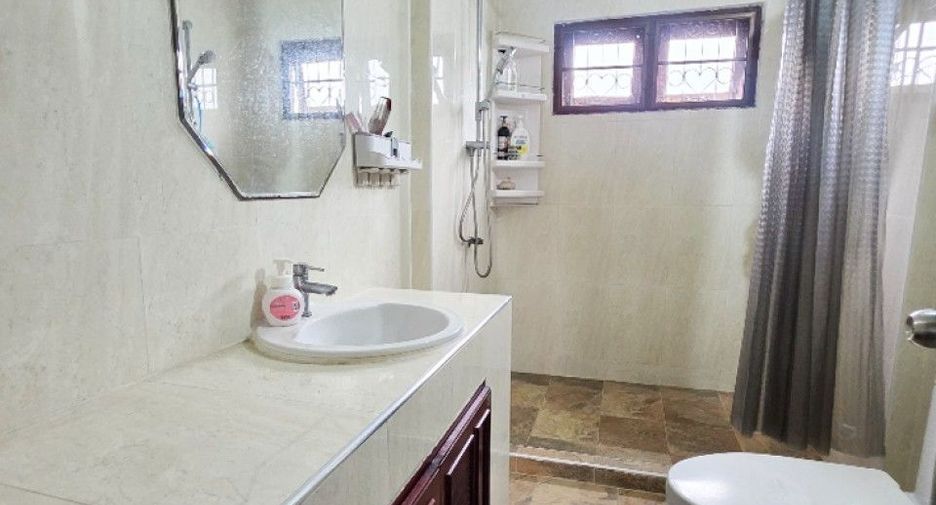 For sale 5 bedrooms house in Mueang Samut Prakan, Samut Prakan
