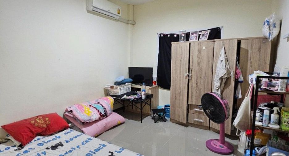 À vendre 4 chambres maison de ville à Min Buri, Bangkok