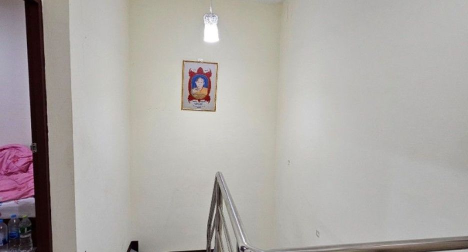 À vendre 4 chambres maison de ville à Min Buri, Bangkok
