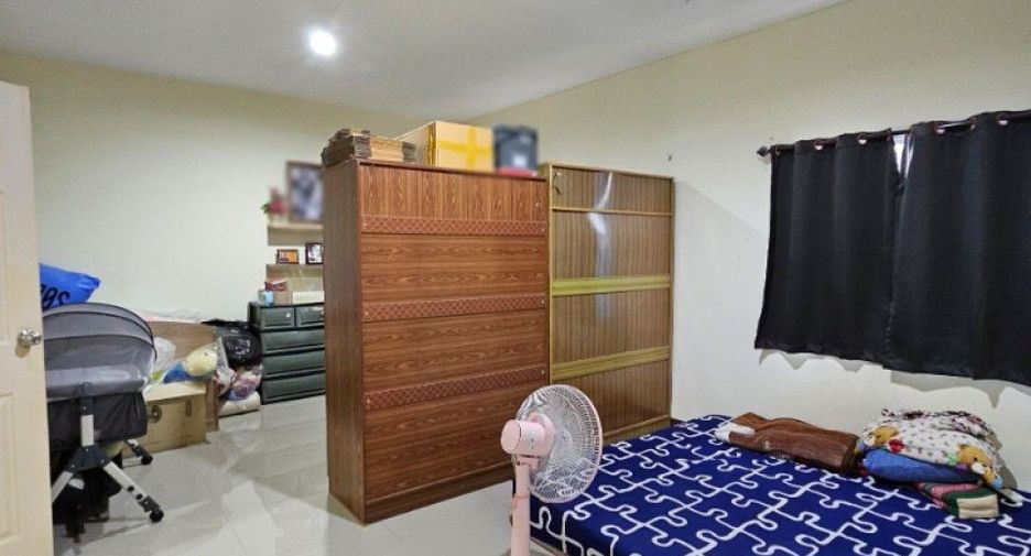 À vendre 4 chambres maison de ville à Min Buri, Bangkok