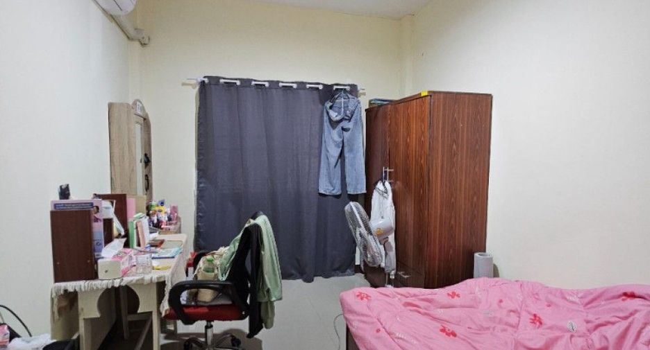 À vendre 4 chambres maison de ville à Min Buri, Bangkok